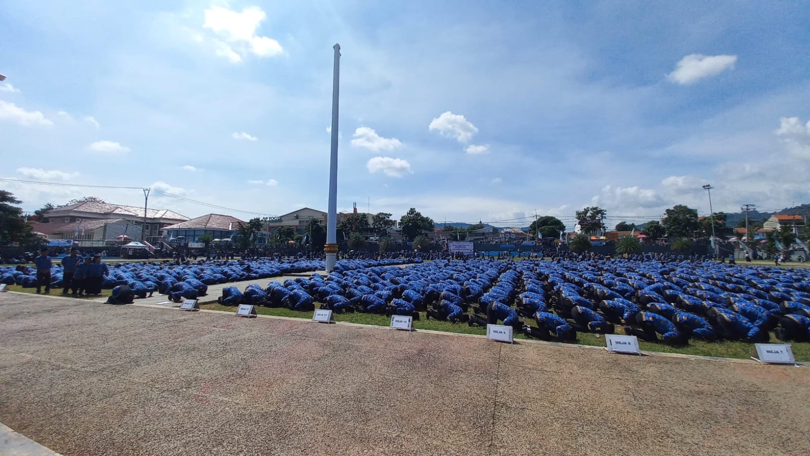 Ribuan PPPK Paruh Waktu Majalengka Sujud Syukur: Air Mata Pengabdian Terbayar